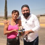 Francisco Sánchez entrega fosfo sillita de ruedas para Abejita
